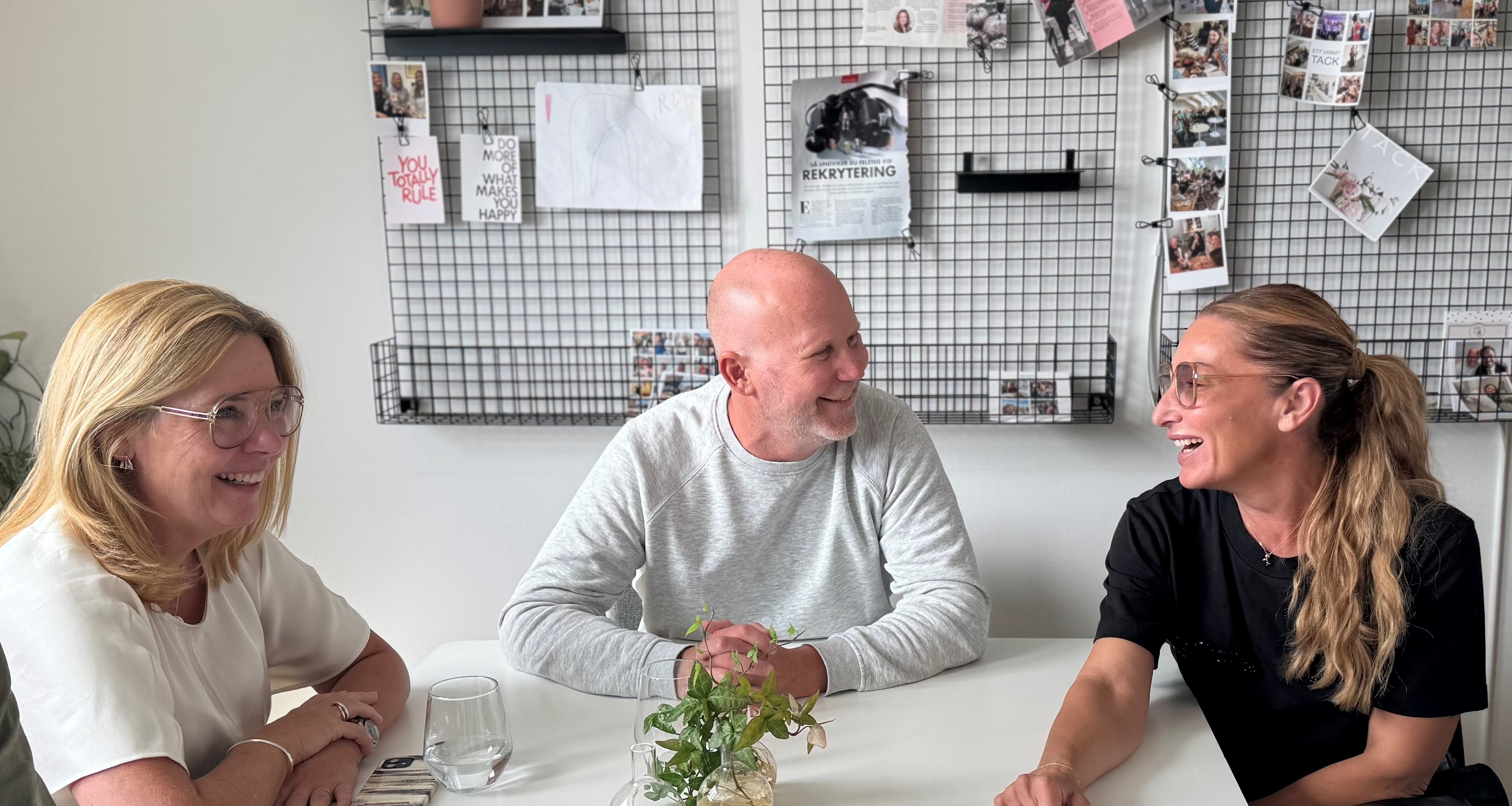 Anki, Louise, Stefan och Anna beltrami i köket beskuren
