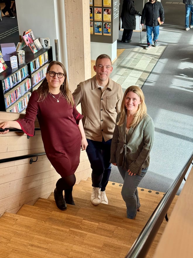 Anna björn och Kat i trappan