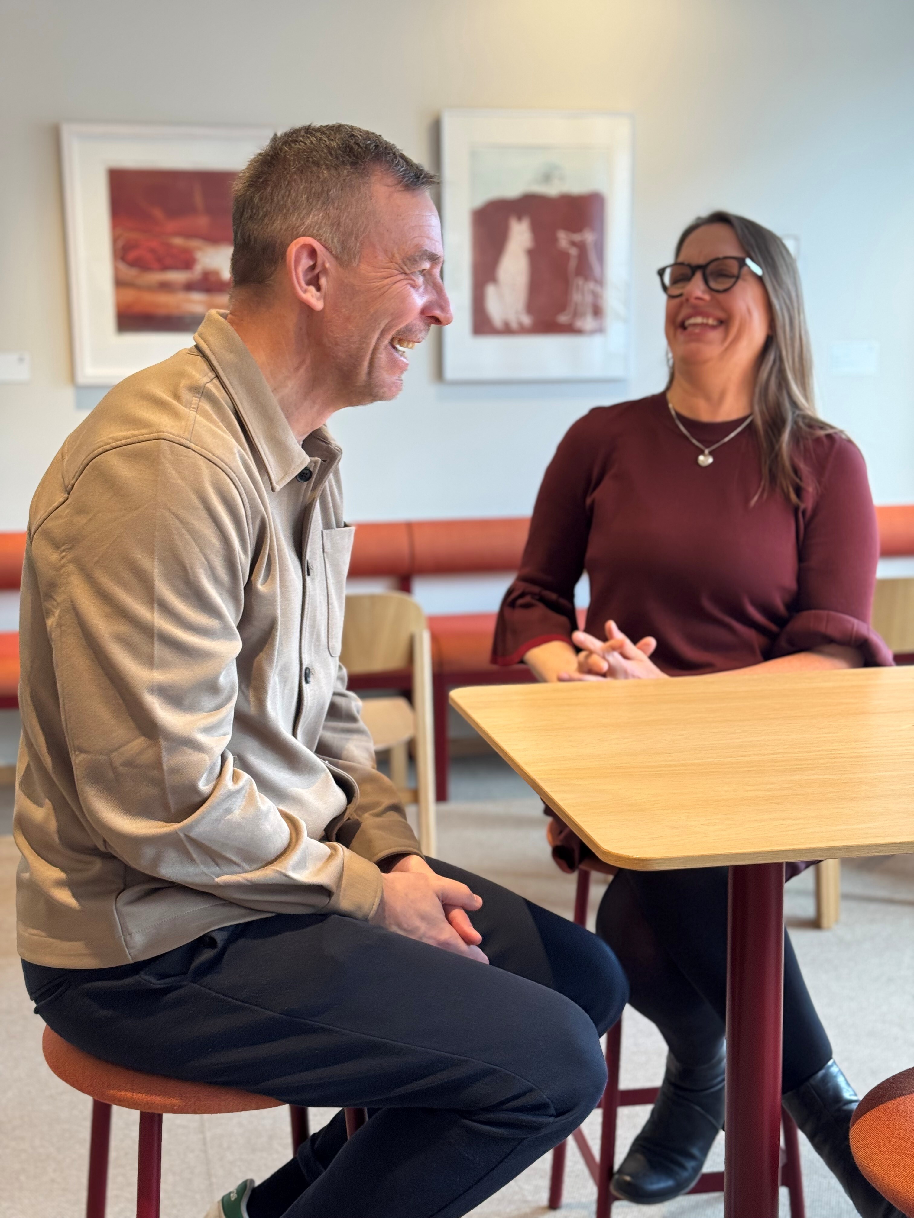 Björn och Anna skrattar