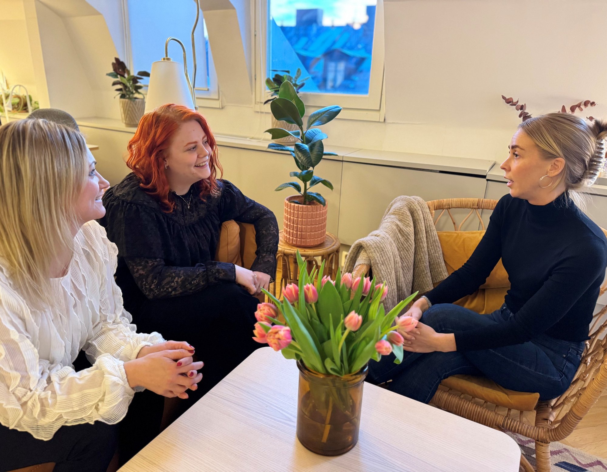 Maria Louise och Sofia på kontoret