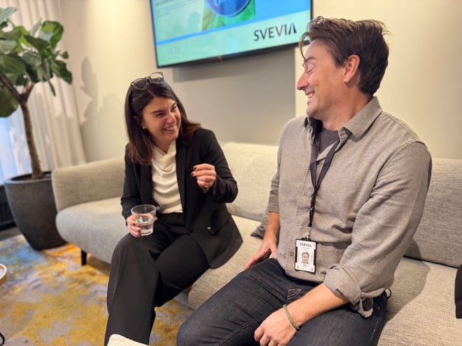 Mathilda och Daniel skrattar i soffan