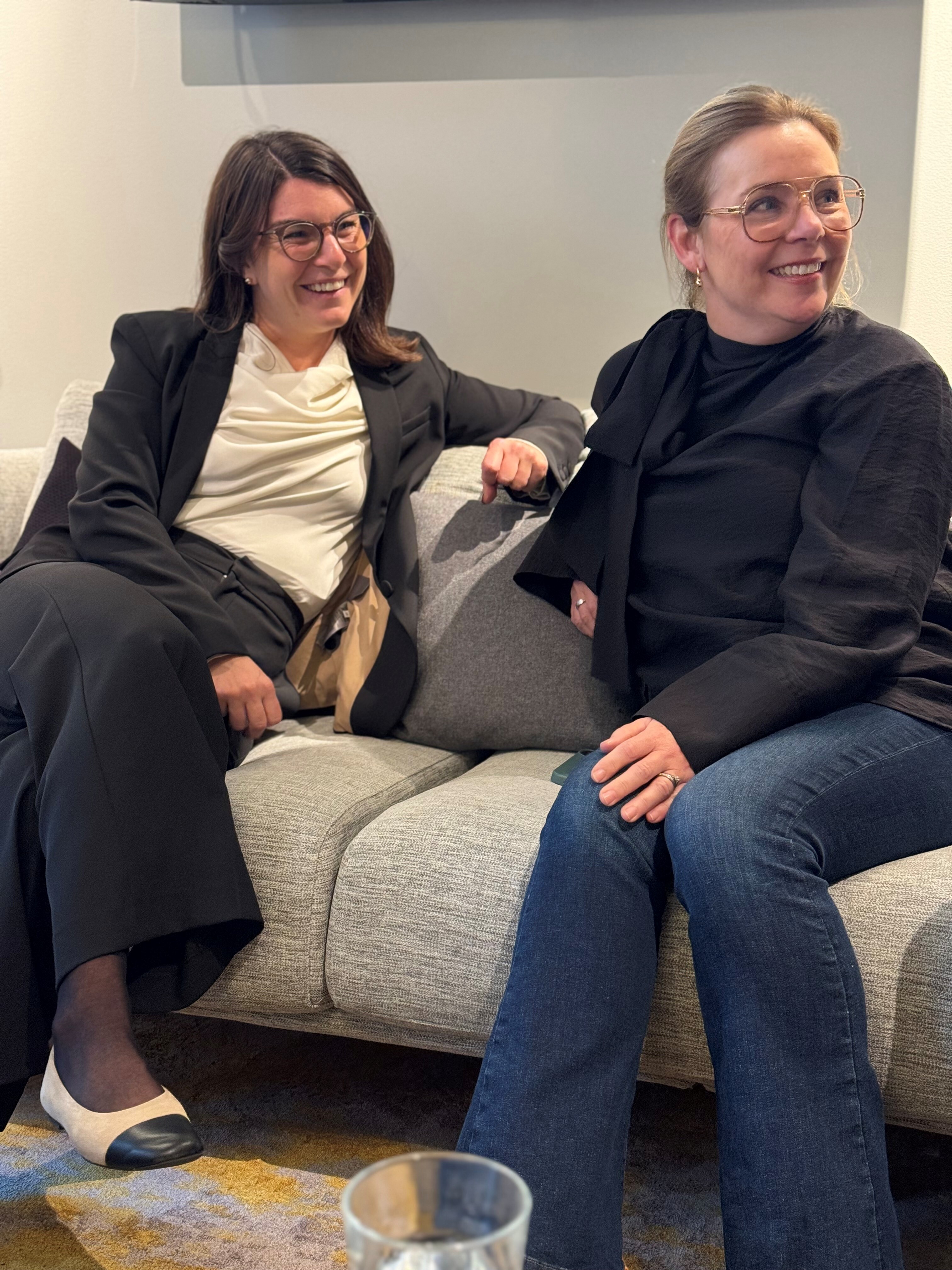 Mathilda och Louise glada i soffan