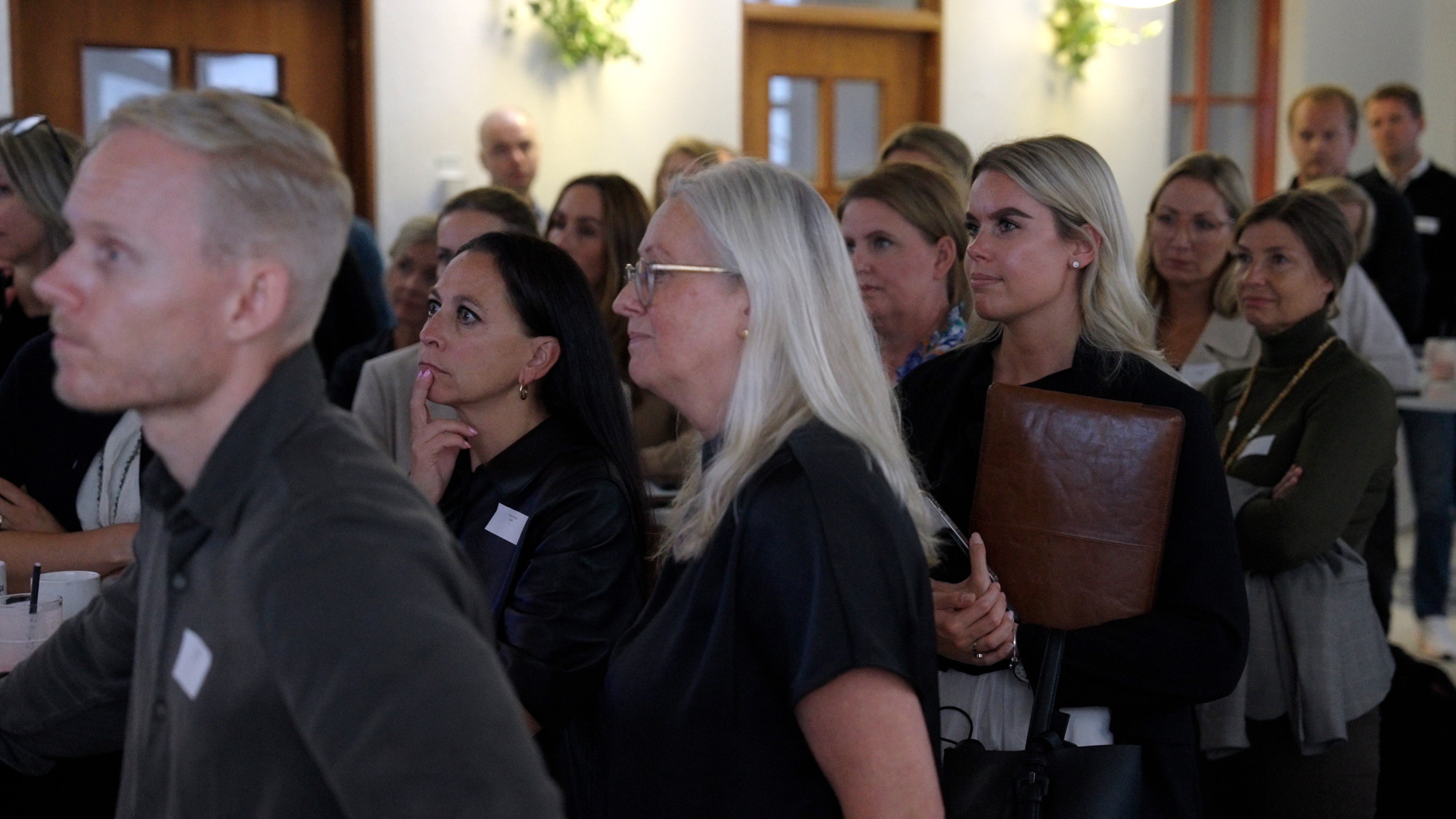 deltagare lyssnar aktivt nätverksträffen sept 2024