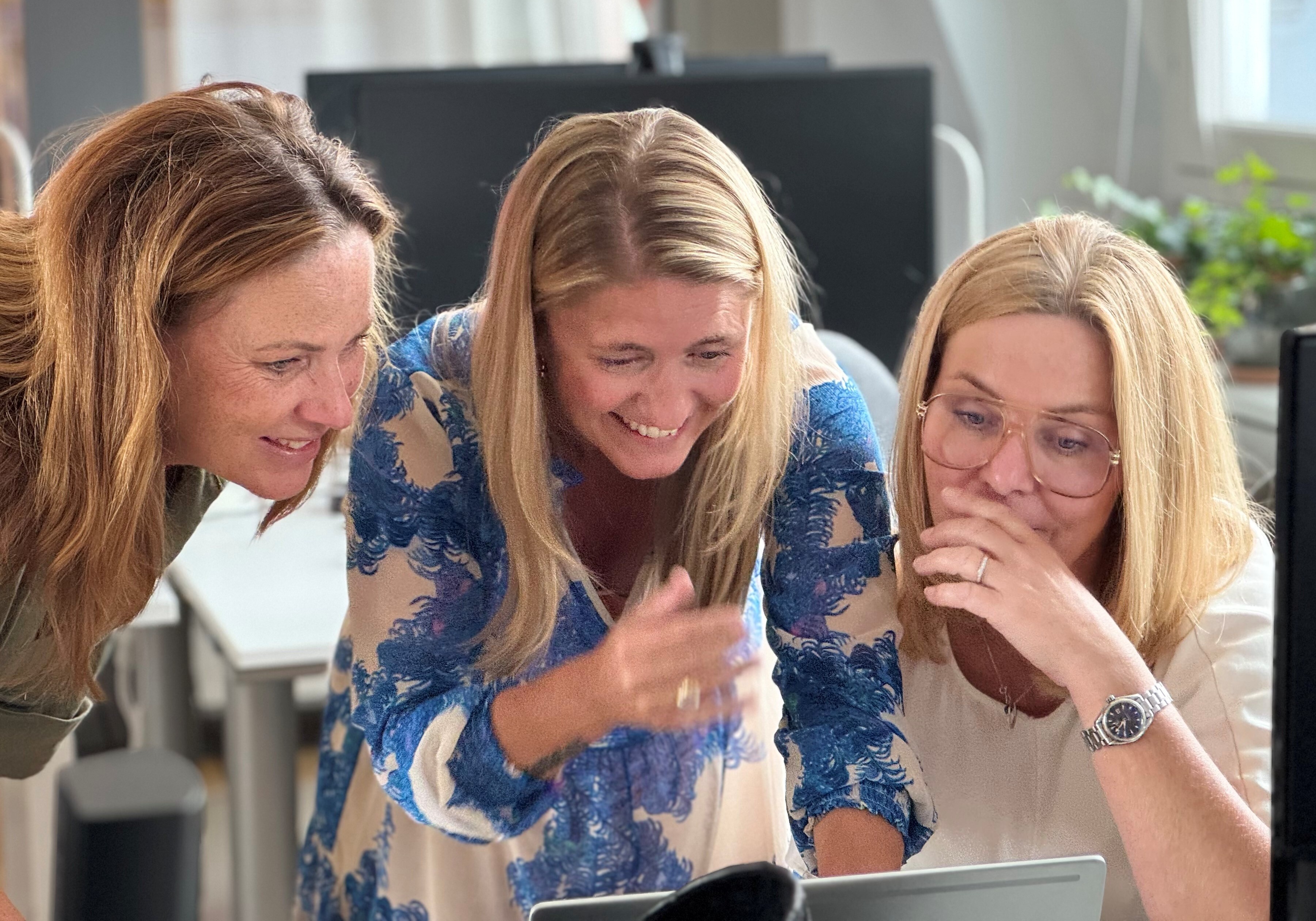 Anki, Katarina och Louise skrattar vid dator beskruren