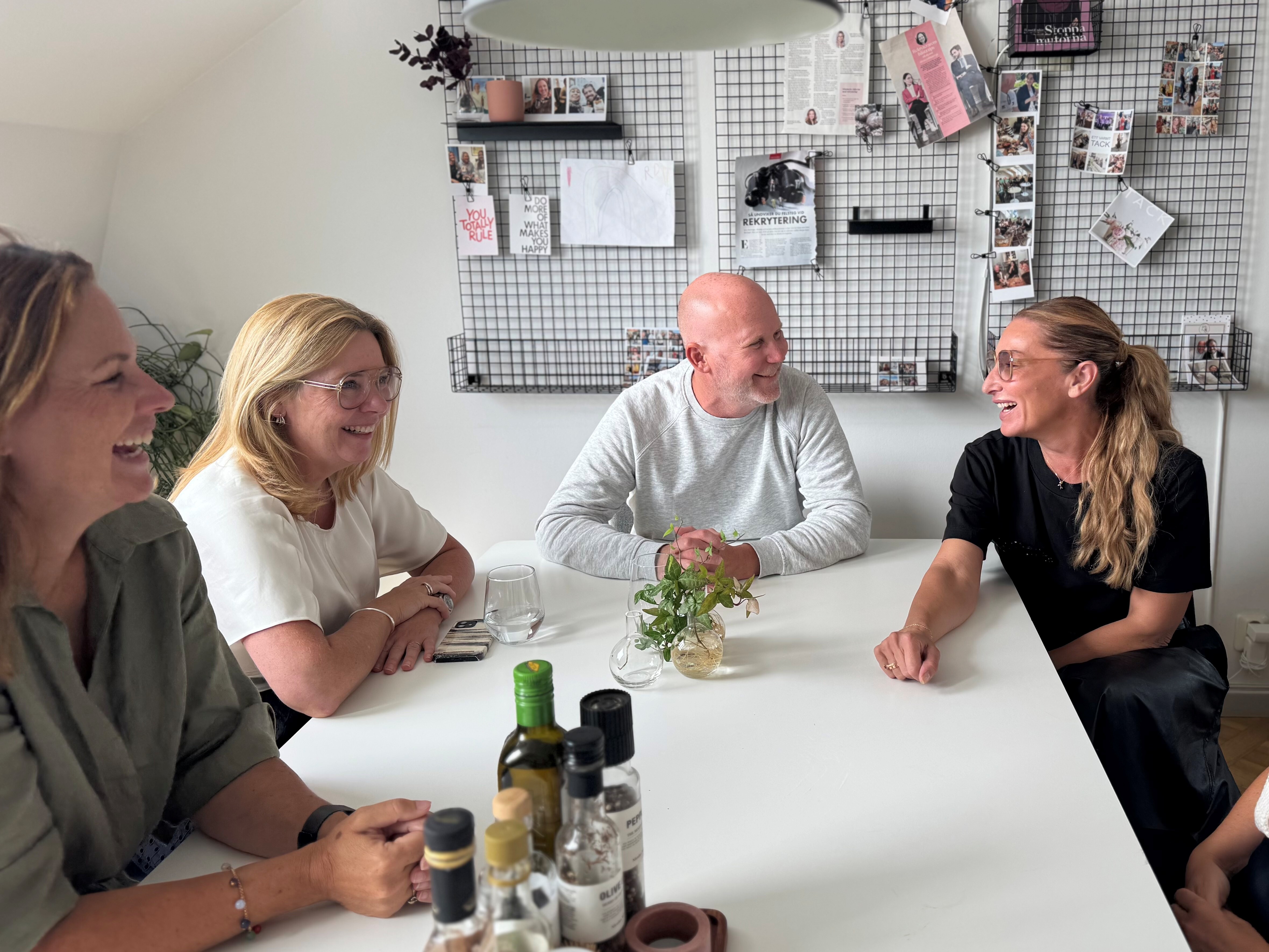 Anki, Louise, Stefan och Anna beltrami i köket