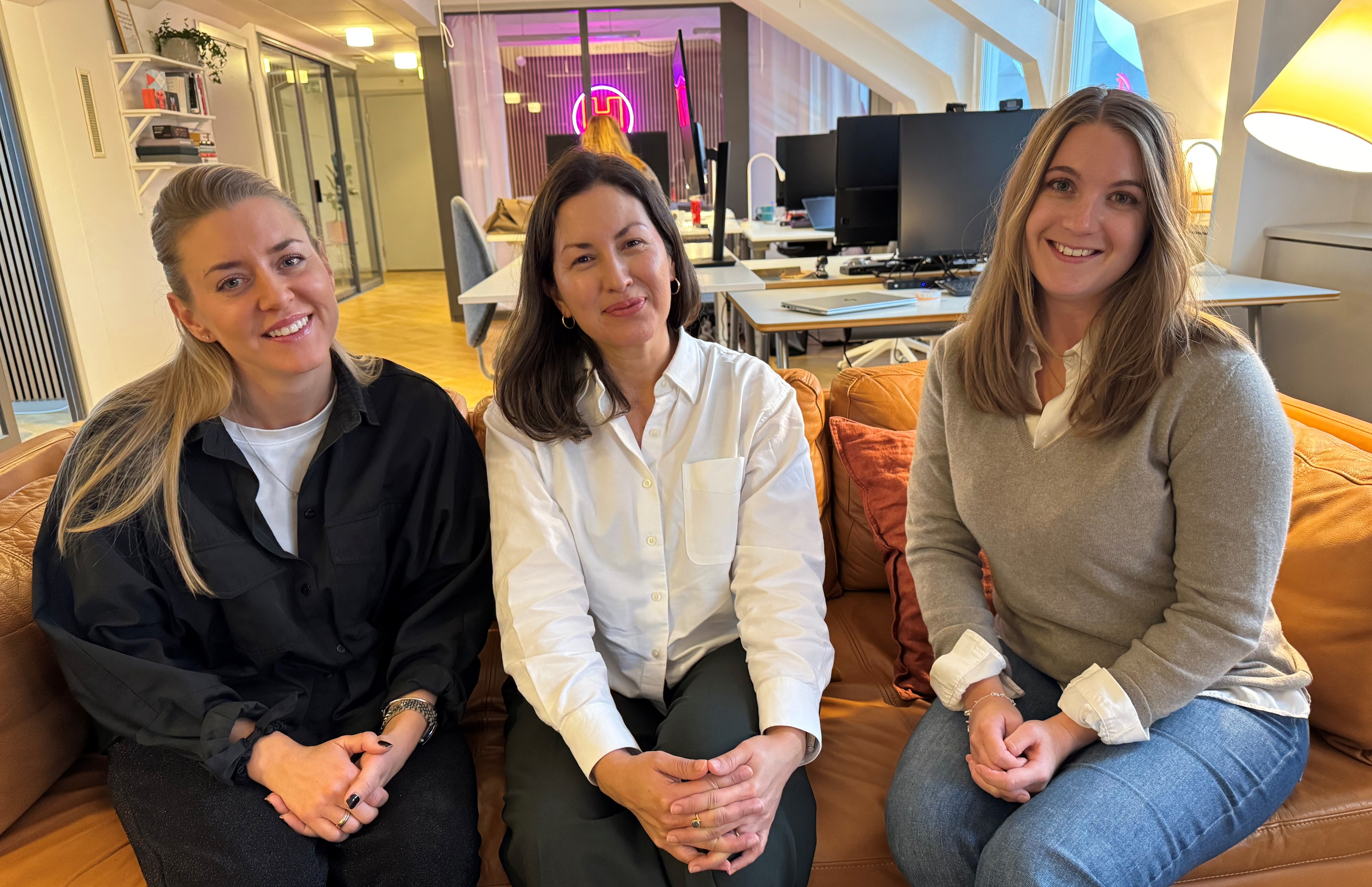 Carolina, Wuenduy och Filippa i soffan beskuren