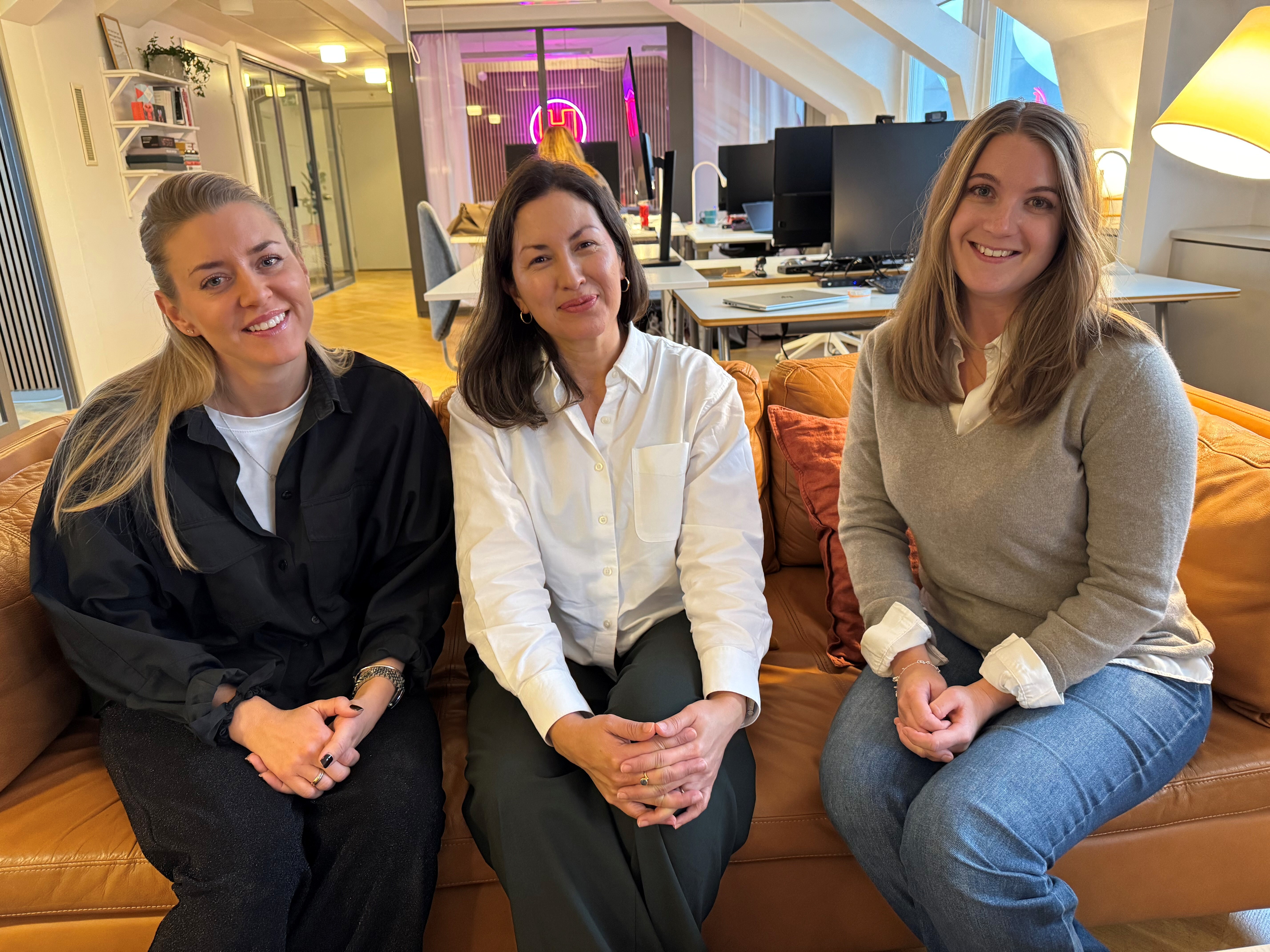 Carolina, Wuenduy och Filippa i soffan