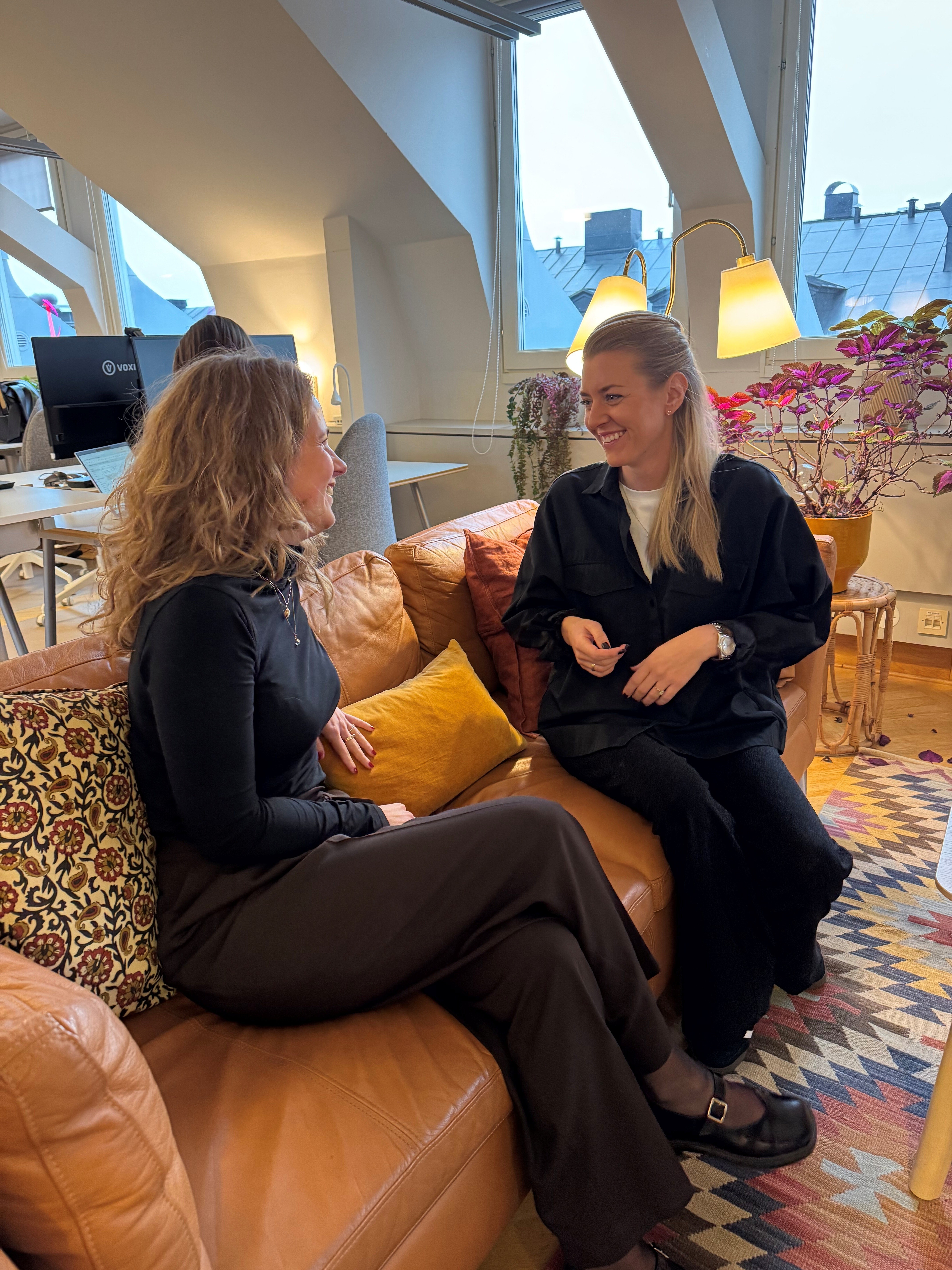Julia och Carolina i soffan
