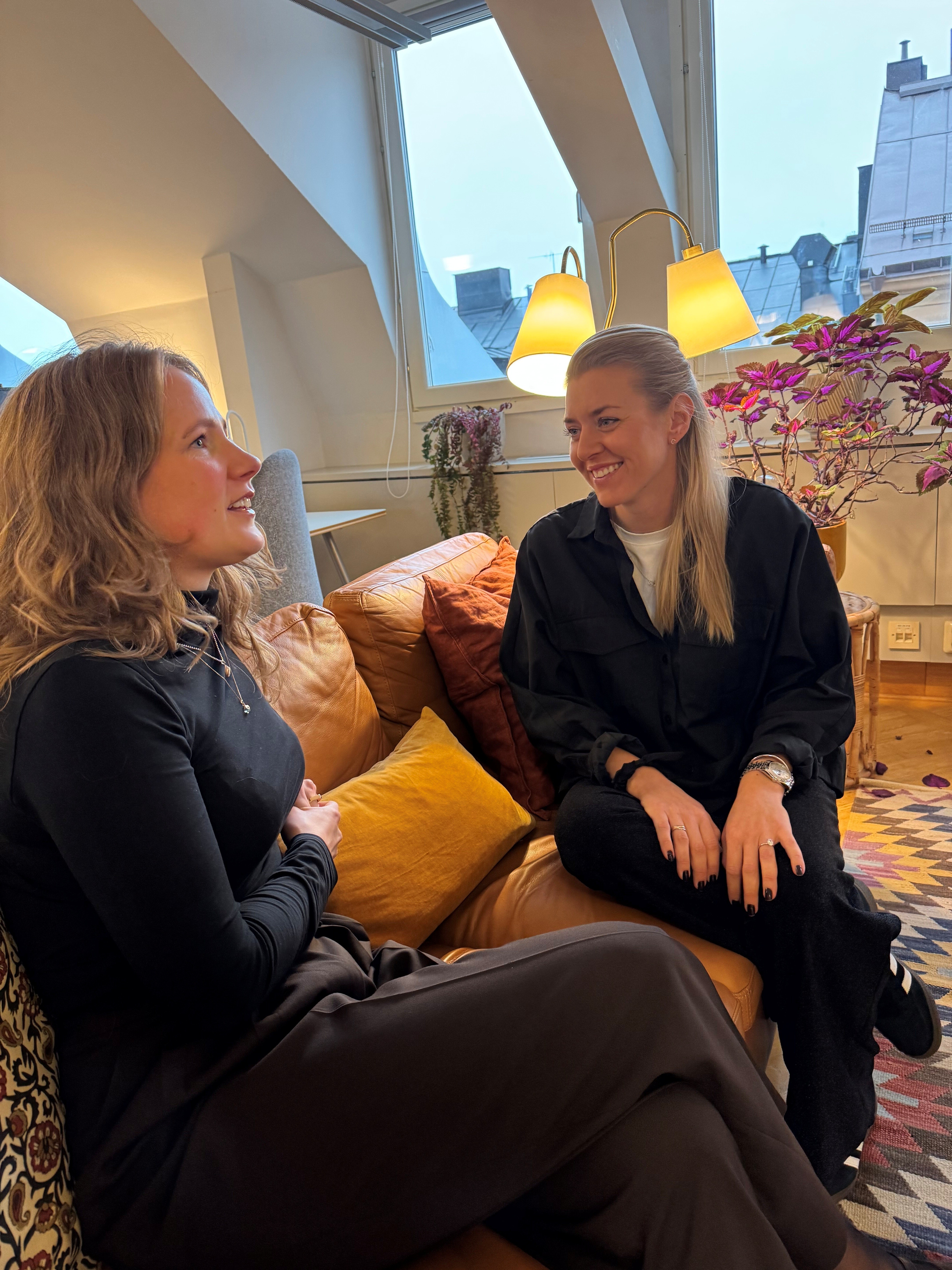 Julia och Caroline pratar i soffan